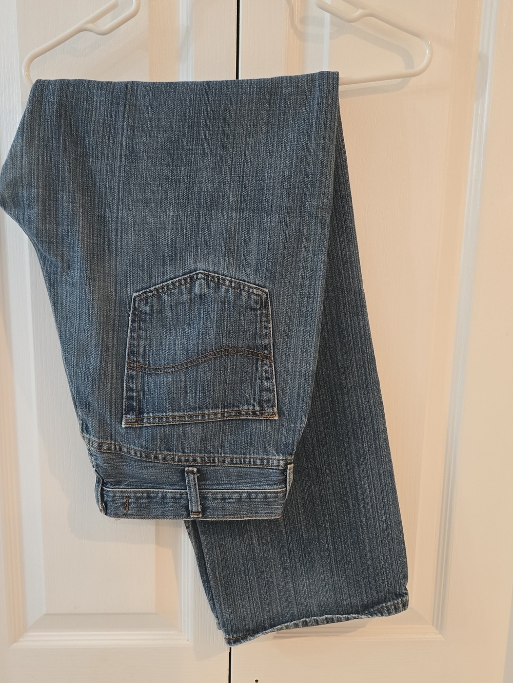 Lee Men's Relaxed Jeans in Medium Blue